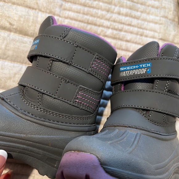 Sketcher waterproof snow boots. Size 7 toddler. - Picture 5 of 6